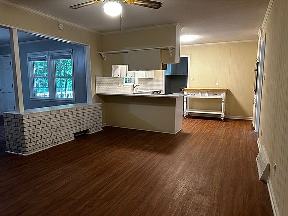 3rd image of 104 Lynn St