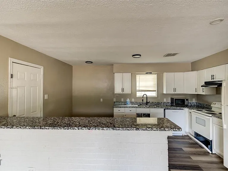 2804 Hood Dr — Photo 5