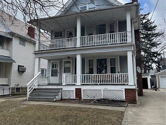 3rd image of 1555 Larchmont Ave