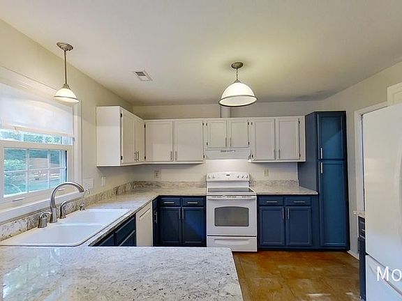3rd image of 819 Black Oak Dr
