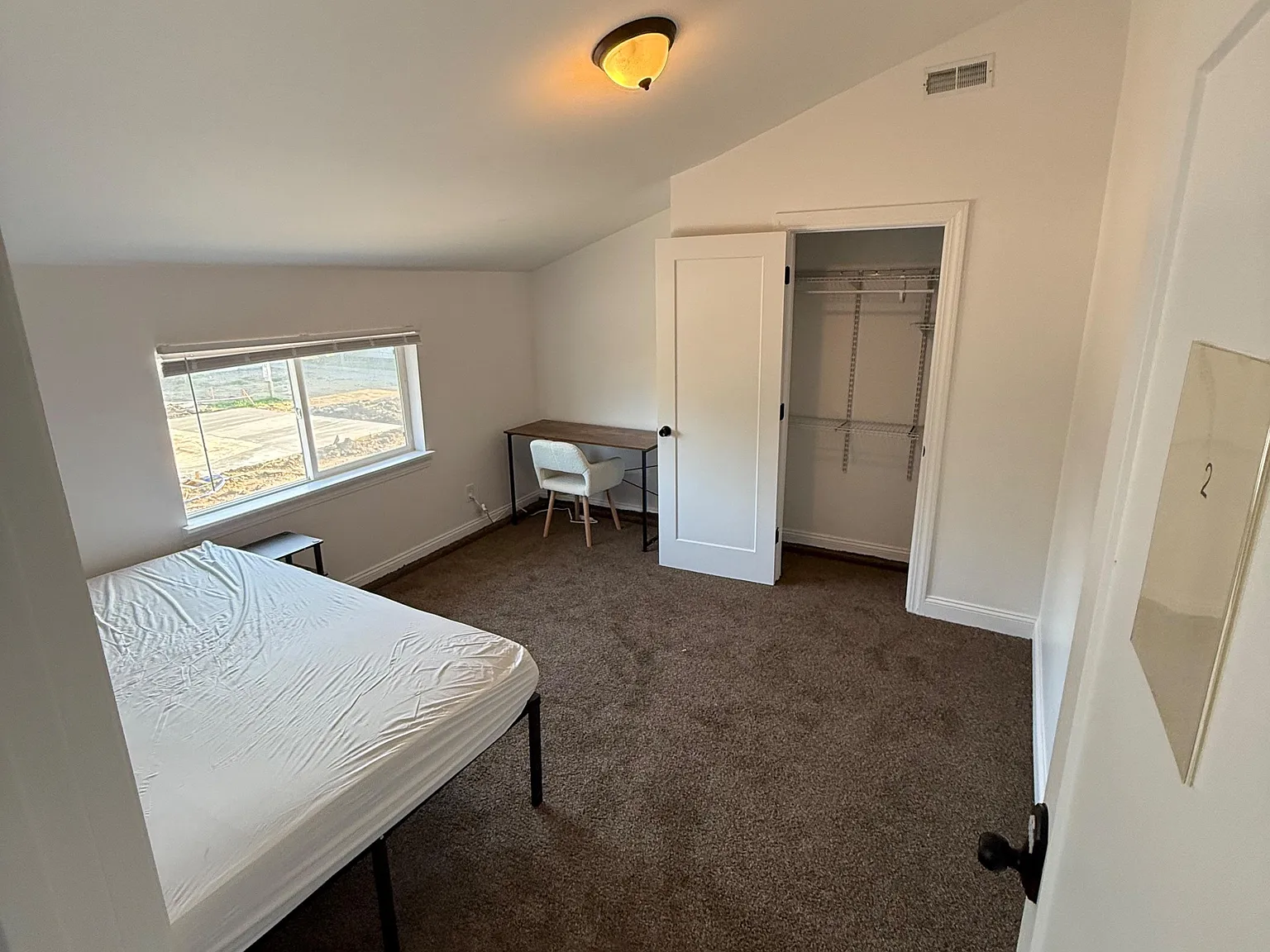 3 bed, 1.0 bath, 1600 sqft, $910 — Photo 2