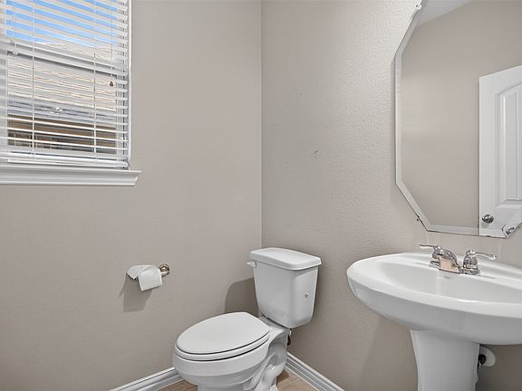 5th image of 2066 Avondown Rd