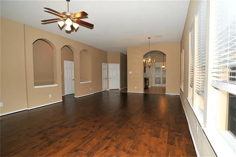 4 bed, 2.0 bath, 1934 sqft, $2,450 — Photo 4