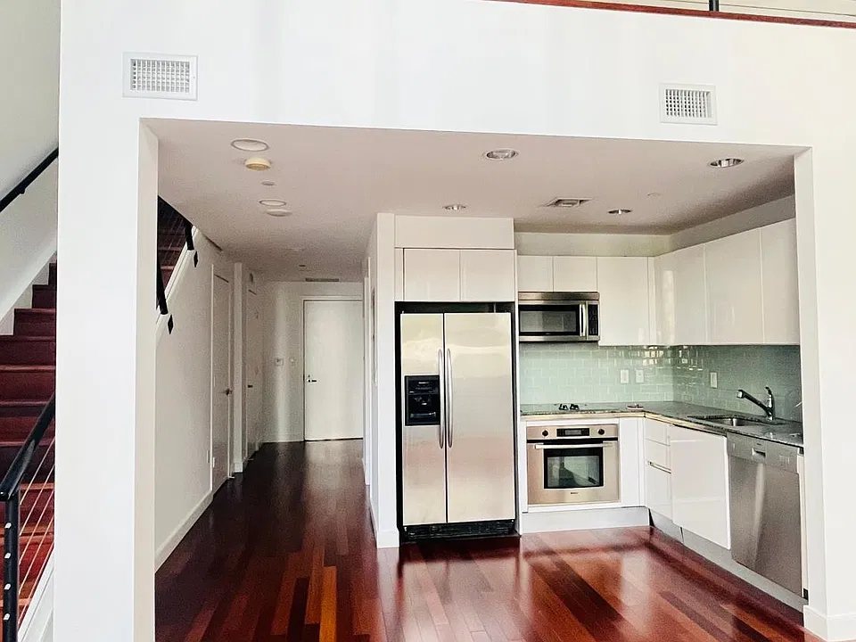 1060 Brickell Ave #207