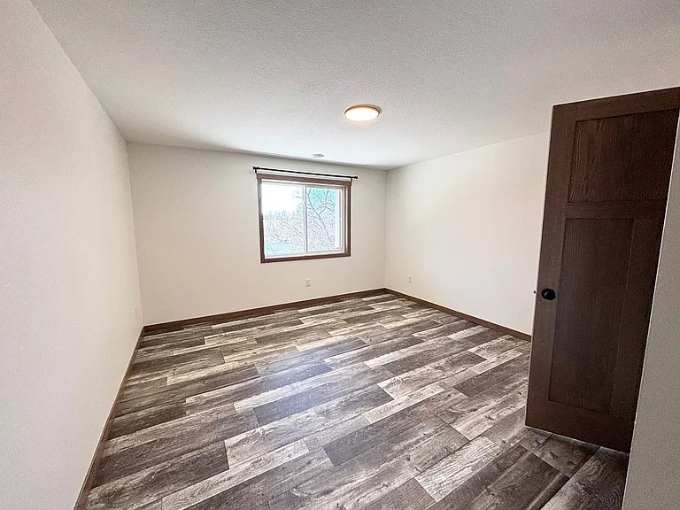 575 Main St W — Photo 11
