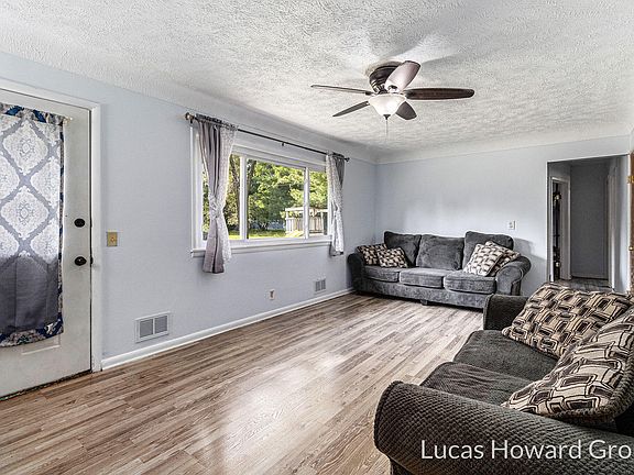 4th image of 2411 Oakcreek Ave