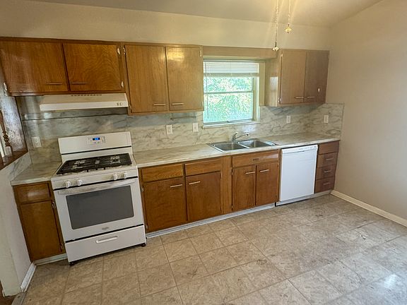 2nd image of 422 Hialeah Ave