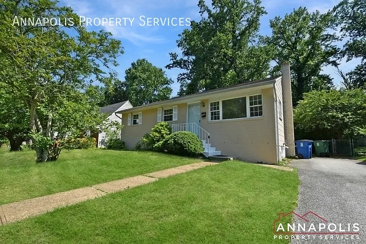 747 Warren Dr — Photo 1