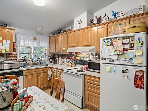 5th image of 70 SE Clematis Avenue