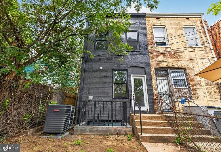 213 Seaton Pl NE #2 — Photo 34