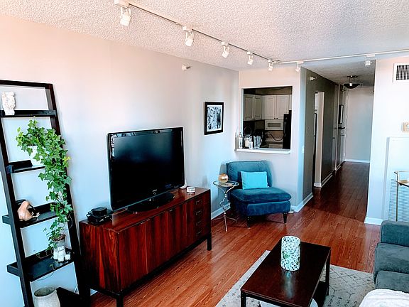 3rd image of 3660 N Lake Shore Dr APT 504