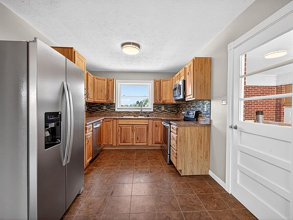 5th image of 3084 Hardy Rd