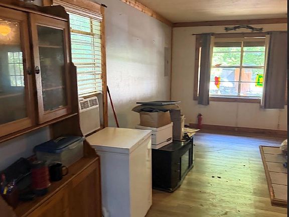 2nd image of 106 Hickory Ln