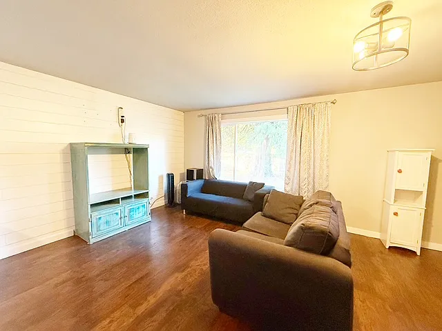 144 Broad St W — Photo 4