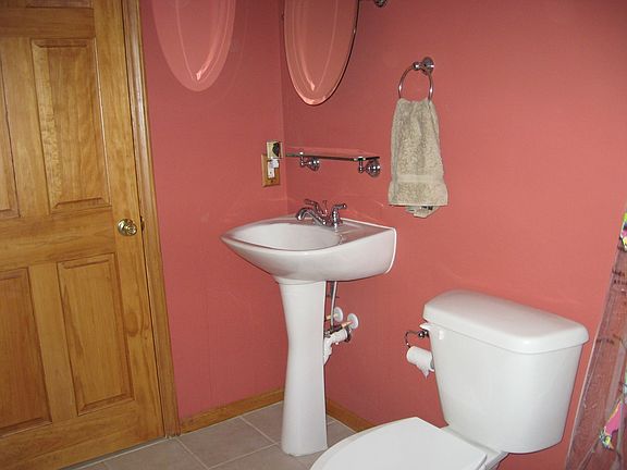 Upstairs bathroom w/tile floors