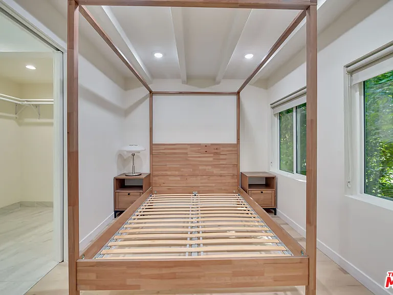 9042 Phyllis Ave #B — Photo 10