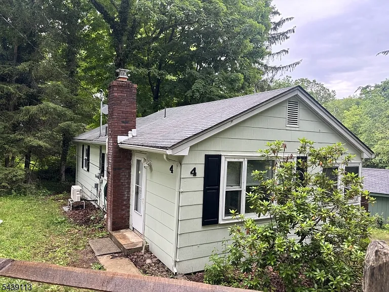 4 Village Pl — Photo 1