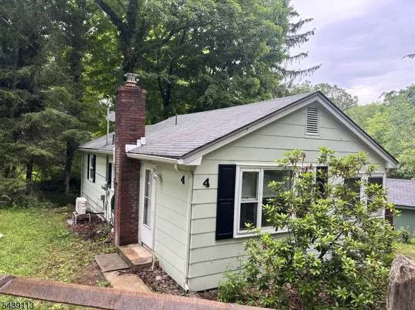 4 Village Pl, Oak Ridge, NJ 07438