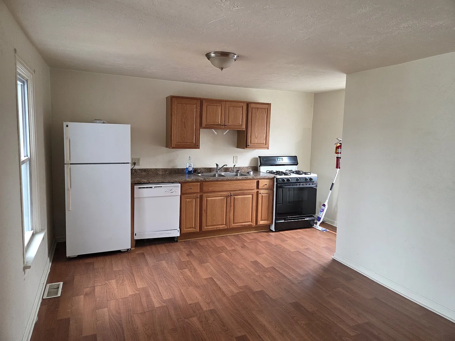 2 bed, 1000 sqft, $1,000 — Photo 2