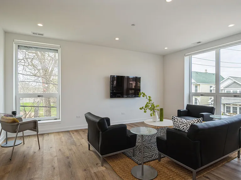 2803 W Henderson St — Photo 9