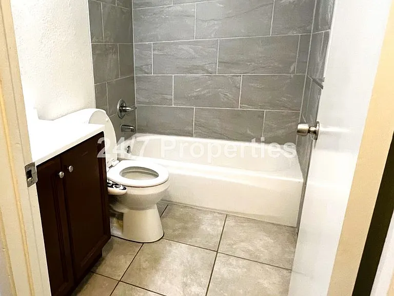 6421 SE 52nd Ave — Photo 11