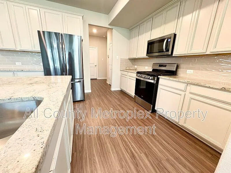 4 bed, 3.0 bath, 2461 sqft, $2,800 — Photo 3