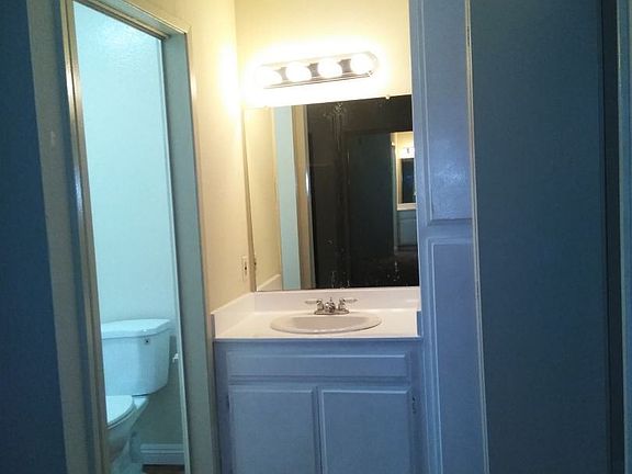 5th image of 21821 Saticoy St APT 13
