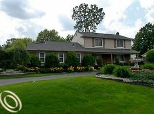 6108 Wynford Dr, West Bloomfield, MI 48322