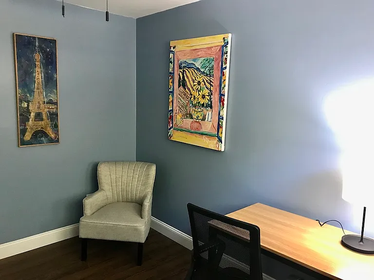 room with desk & single bed
