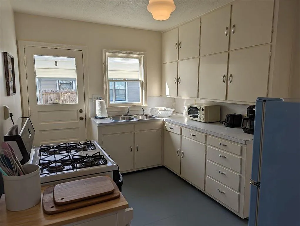 3 bed, 1186 sqft, $2,400 — Photo 4