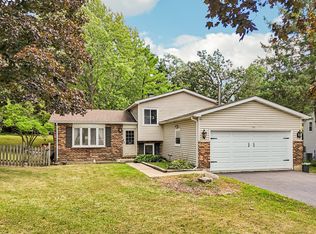 710 Greenbriar Ln, Lindenhurst, IL 60046