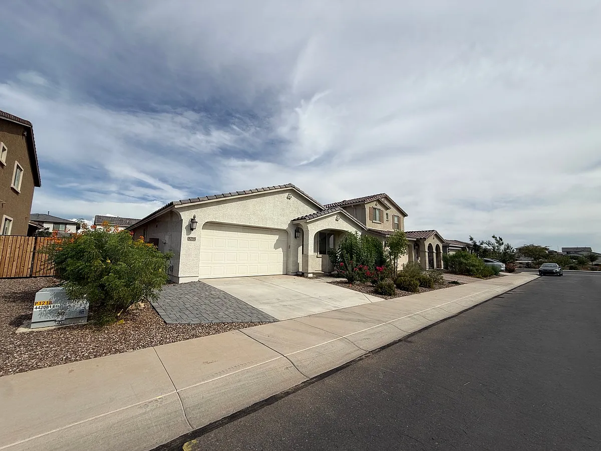 4 bed, 2.5 bath, 1969 sqft, $2,499 — Photo 3