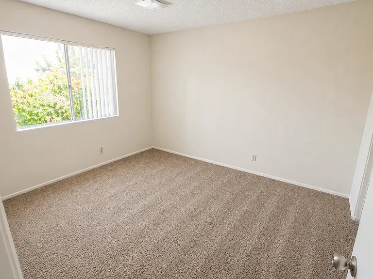 948 E Chase Ave — Photo 8