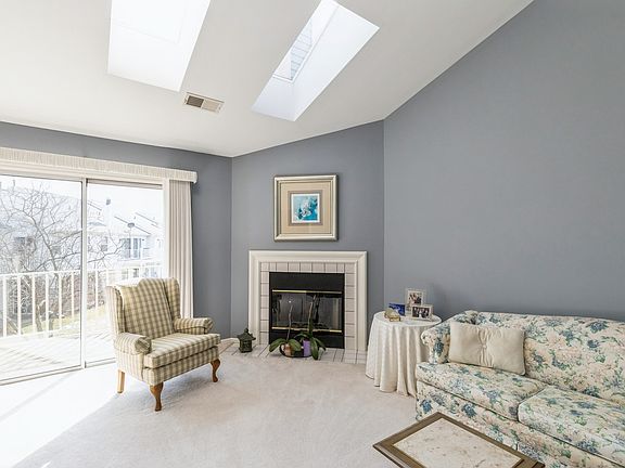 3rd image of 2853 Meadow Ln Unit V2