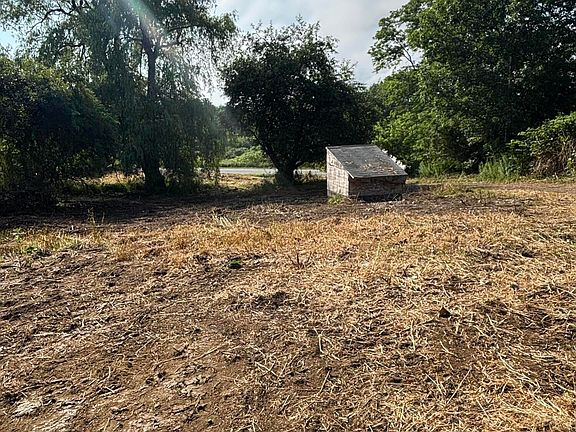 4th image of 883 River Road