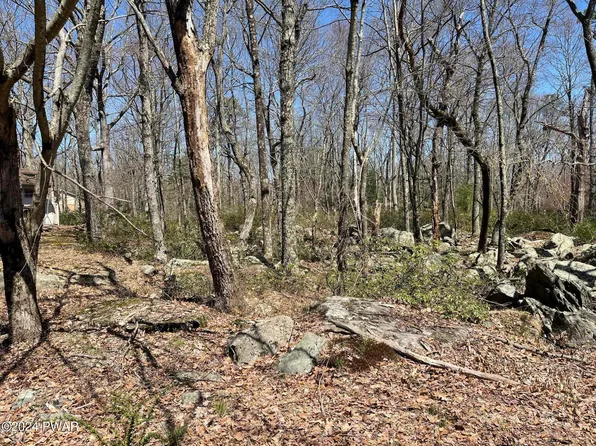 102 Heritage Ln, Hawley, PA 18428