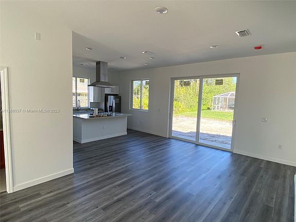 4th image of 719 E Little Rock