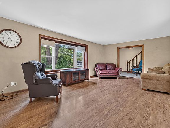 5th image of 910 N Marley Rd