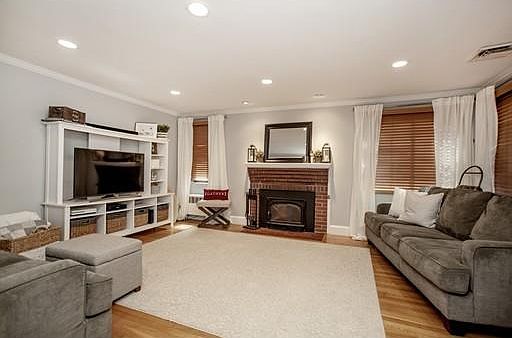 4th image of 169 Bond St