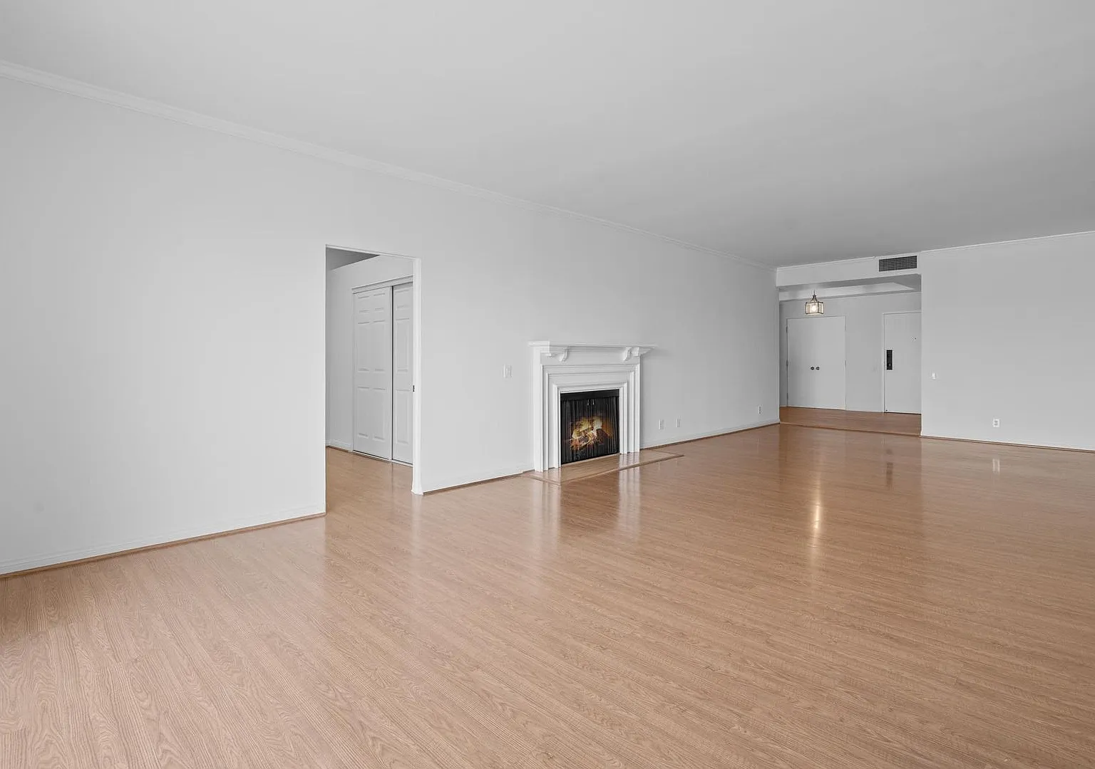 **Pet Friendly** Luxurious Top-Floor Penthouse With Breathtaking Views And Modern Amenities — Photo 3