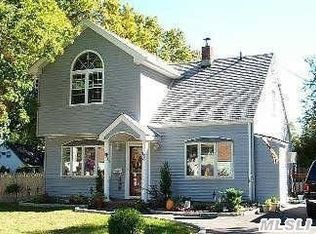 8 Morning Glory Rd, Levittown, NY 11756