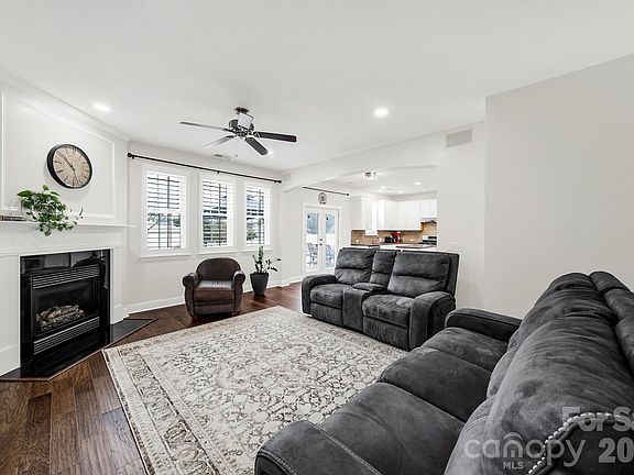 4th image of 10416 Alvarado Way