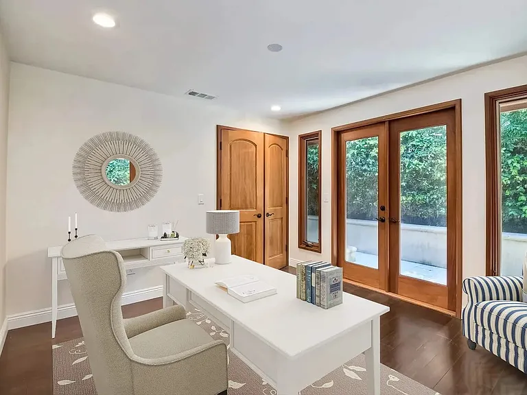610 Amphitheatre Dr — Photo 17