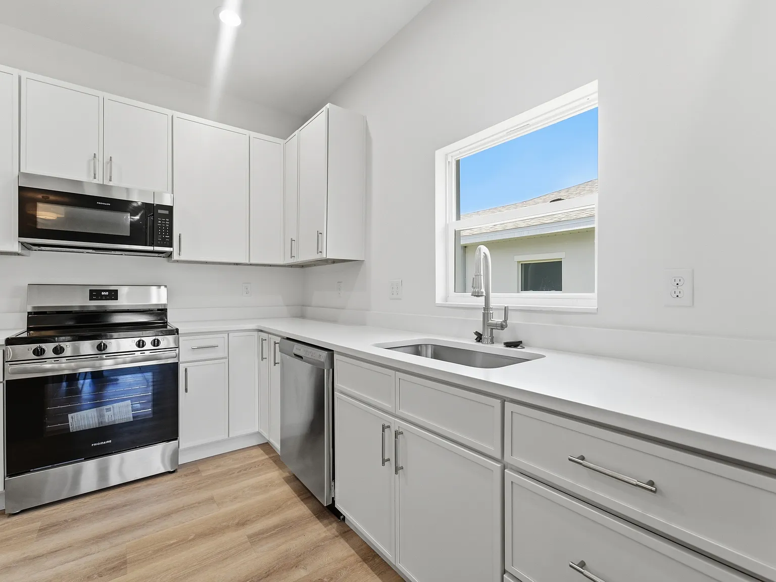 4 bed, 2.5 bath, 2026 sqft, $2,500 — Photo 4