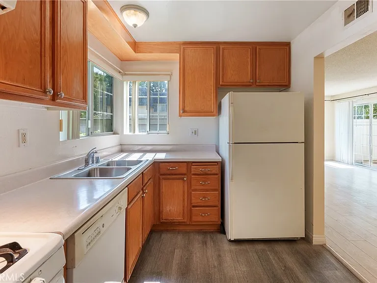 19111 Hamlin St — Photo 12