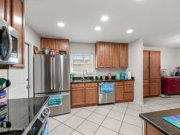 4th image of 305 Edgewood Dr