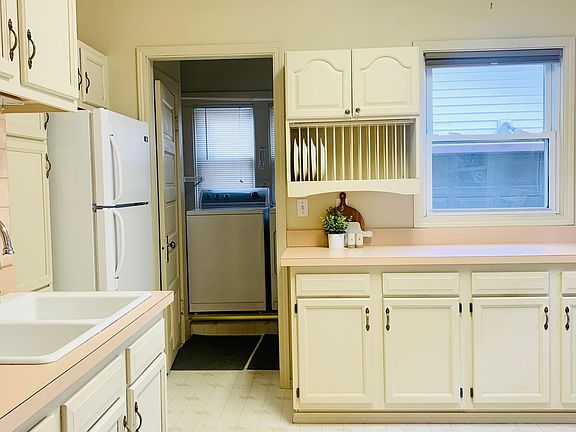 2nd image of 113 Amherst Dr #113