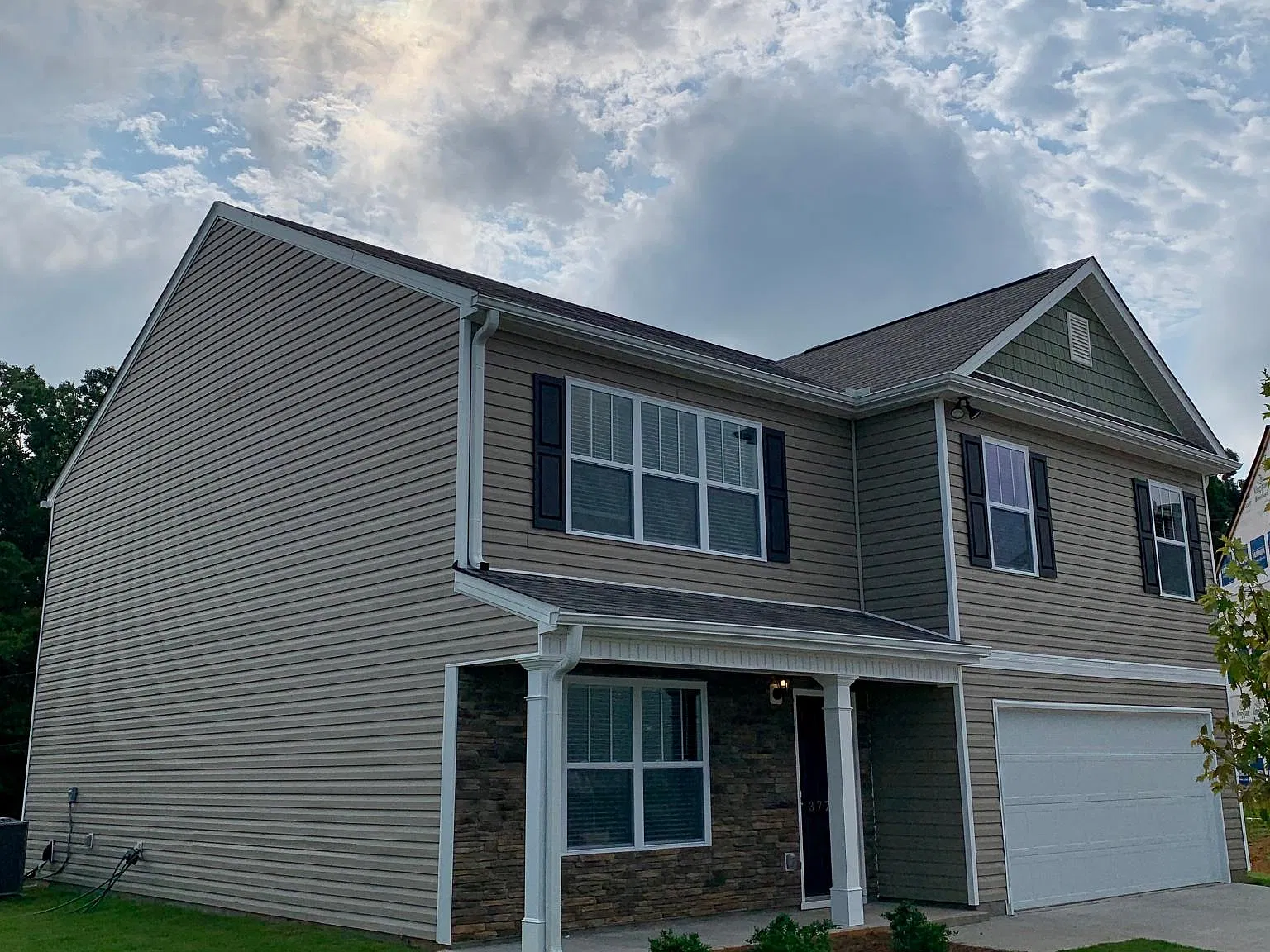 5 bed, 2.5 bath, 2454 sqft, $2,100 — Photo 2