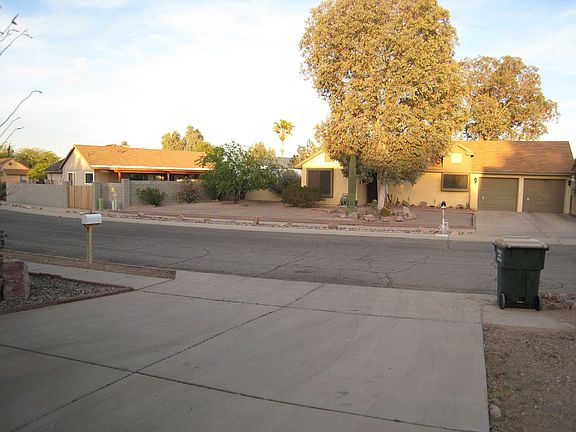 Front - driveway & neighbor