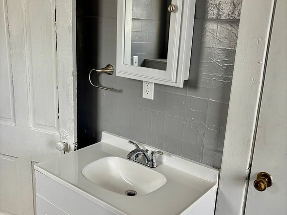 4th image of 158 1/2 16th St NW #158-1/2